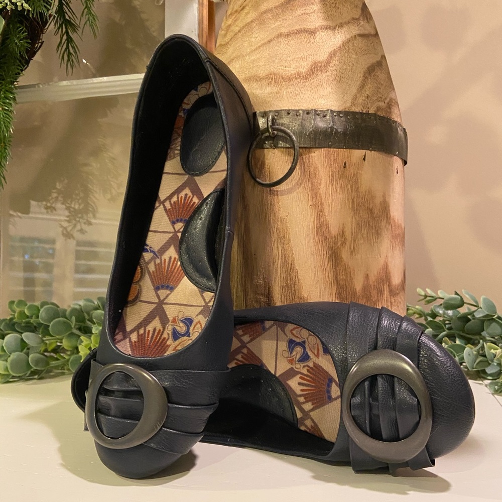 B.O.C. Flats (size 8, Navy)